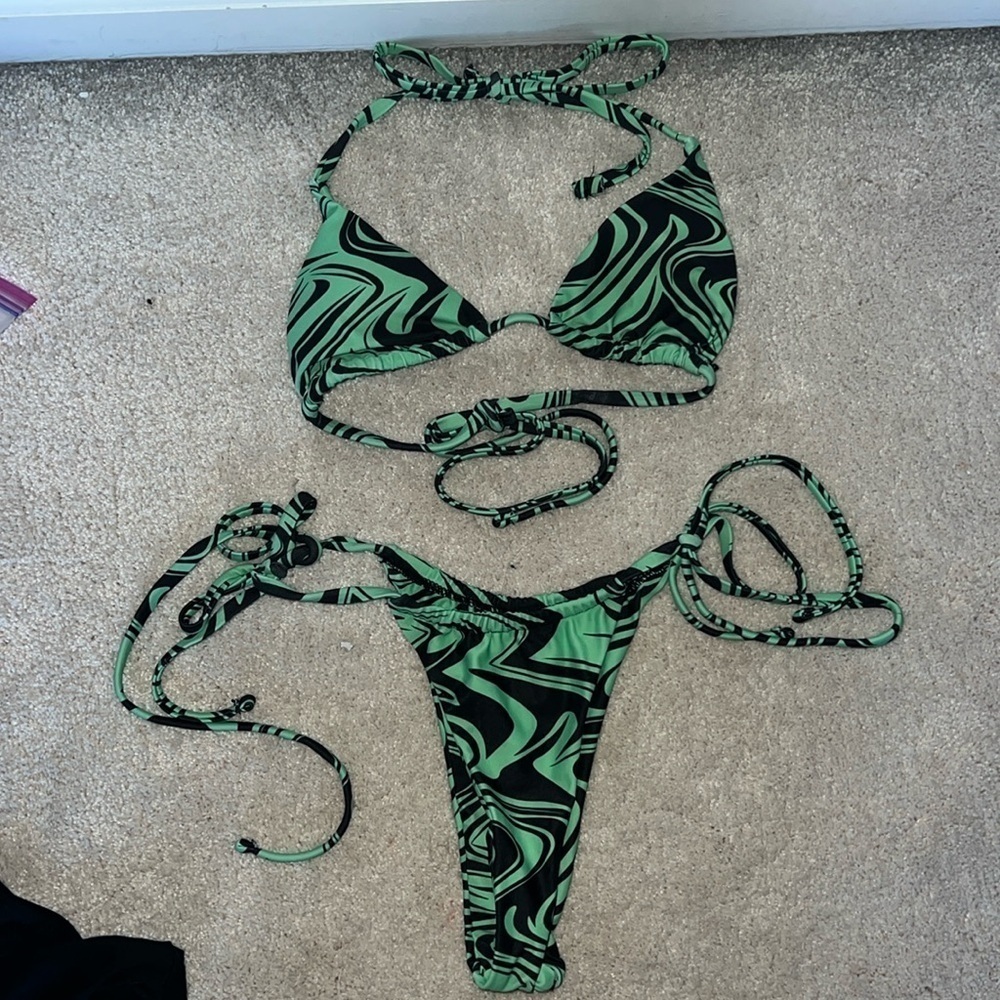 size xs Green and black patterned bikini set with adjustable straps and bottoms